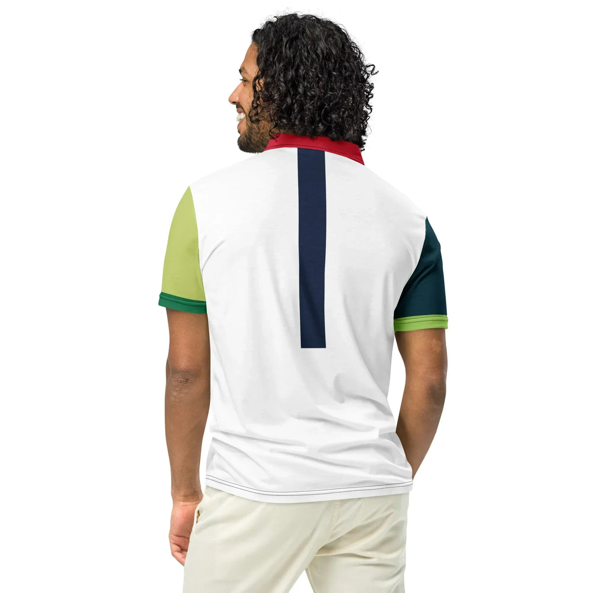 Rückansicht eines Mannes in einem weißen Poloshirt mit dunkelblauem vertikalem Streifen