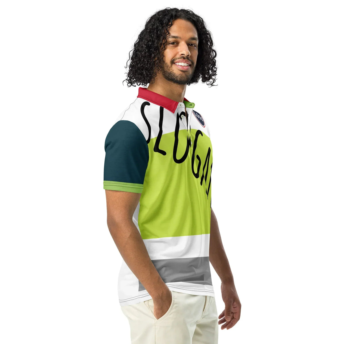 Mann in einem individuell gestalteten Polo-Shirt mit buntem Blockdesign und Slogan-Print