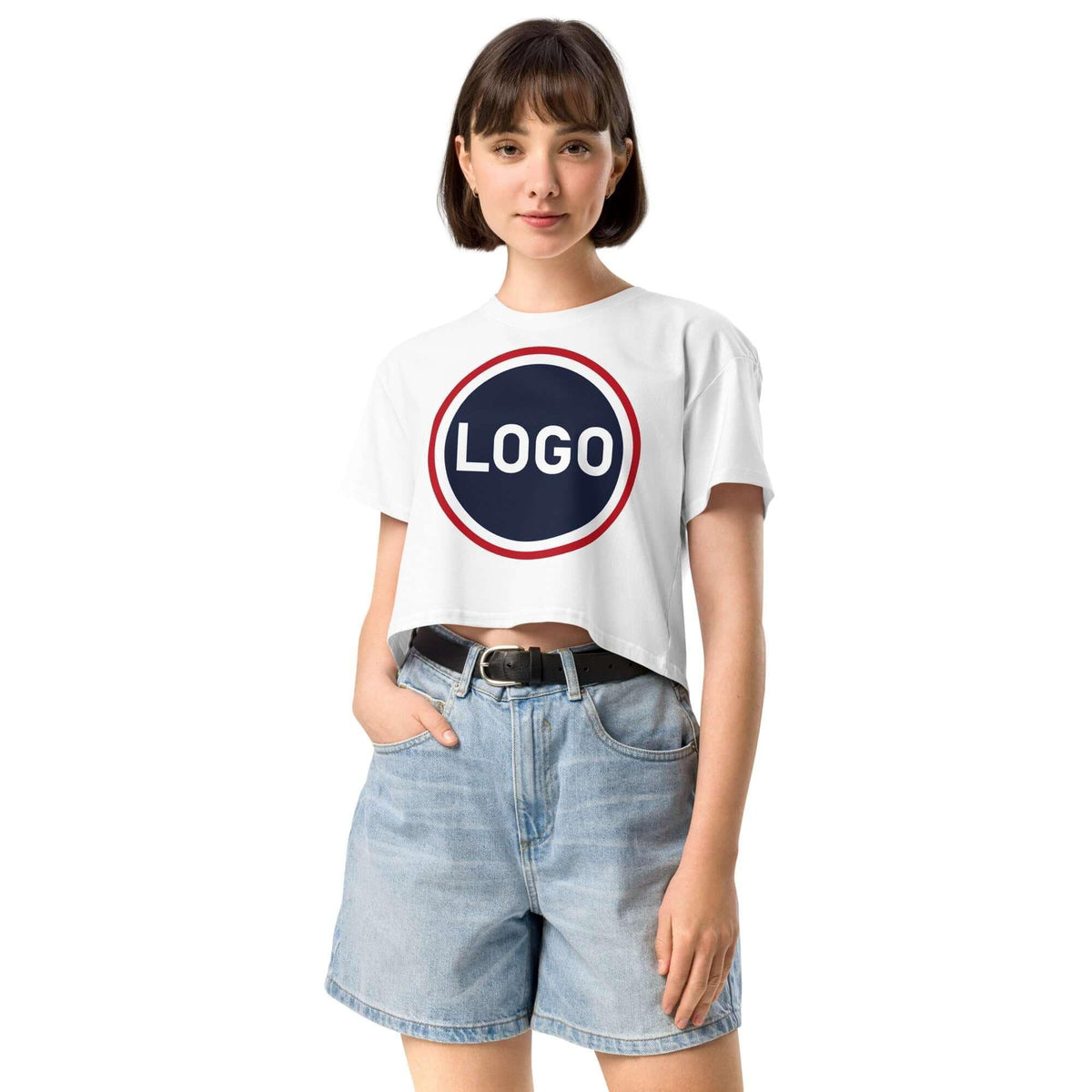 Frau in weißem, individuell bedrucktem T-Shirt mit rundem Logo und hellblauen Jeans-Shorts
