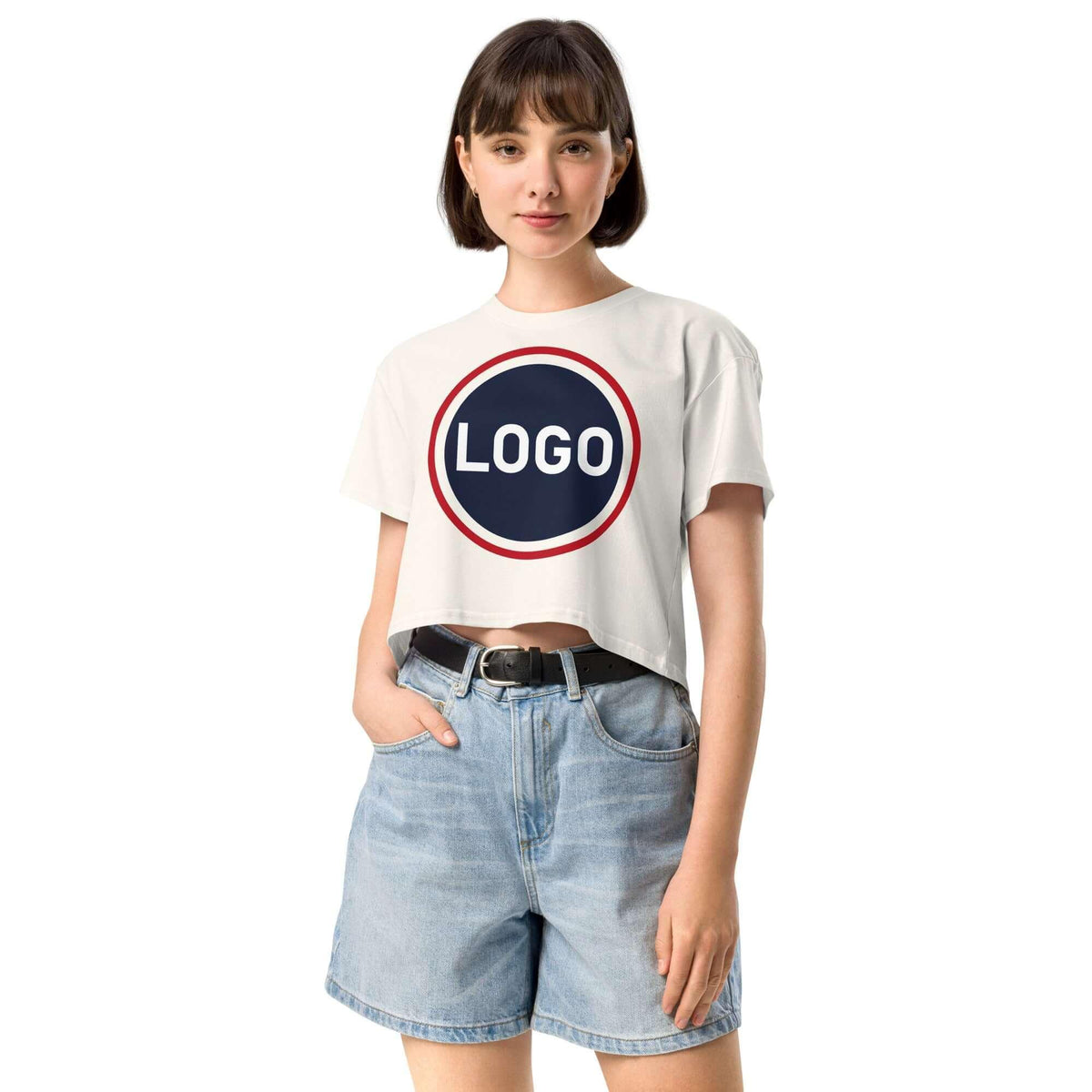 Frau trägt ein weißes, personalisierbares T-Shirt mit rundem Logo-Print und Jeansshorts.