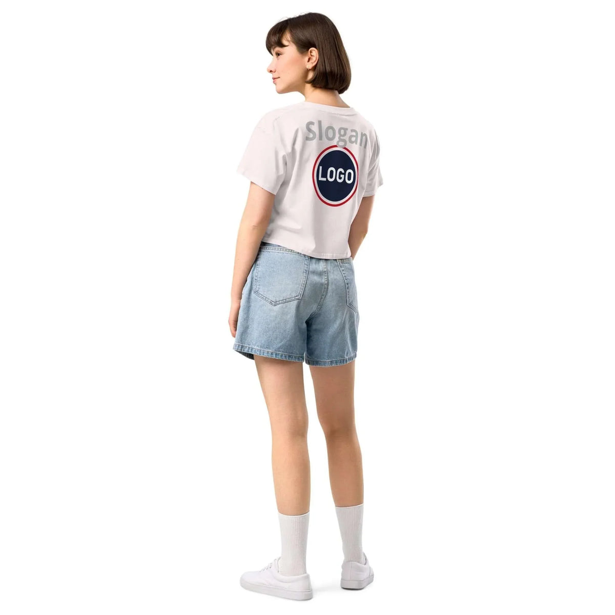 Frau in weißem, personalisierbarem T-Shirt mit Logo-Print auf dem Rücken und Jeansshorts
