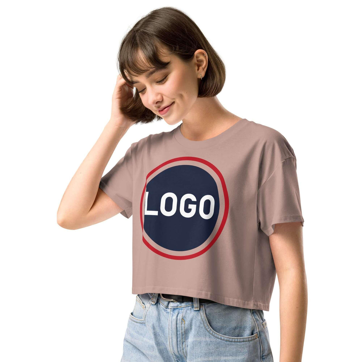 Frau trägt ein braunes, personalisierbares T-Shirt mit rundem Logo-Print auf weißem Hintergrund