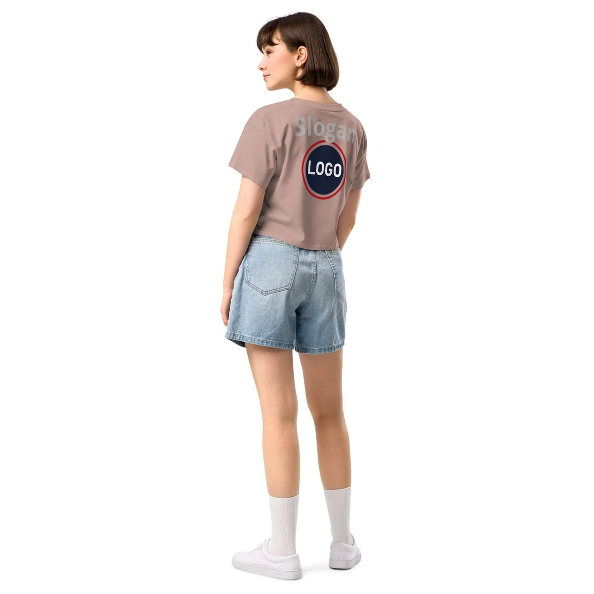 Frau von hinten in beigem T-Shirt mit rundem Logo-Print und hellblauen Jeans-Shorts