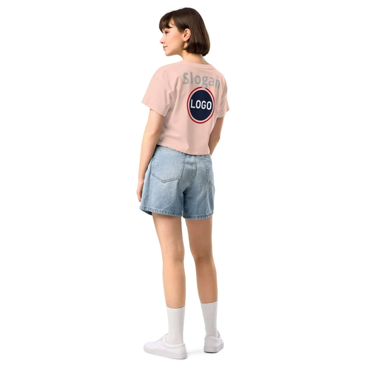 Frau von hinten in hellrosa T-Shirt mit Logo-Print und blauen Denim-Shorts