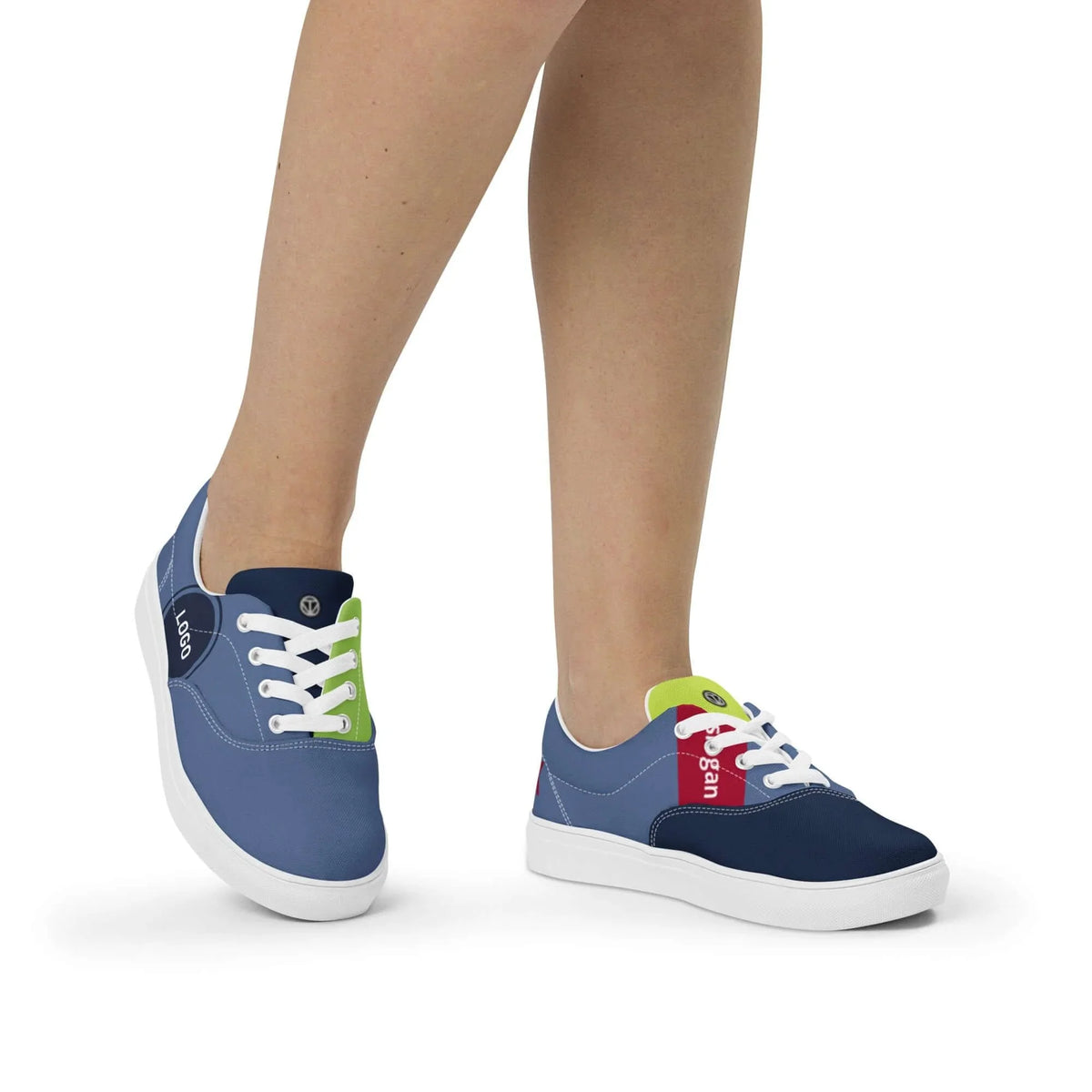 Person trägt individuell gestaltete blaue Sneaker mit bunten Akzenten und weißer Sohle.
