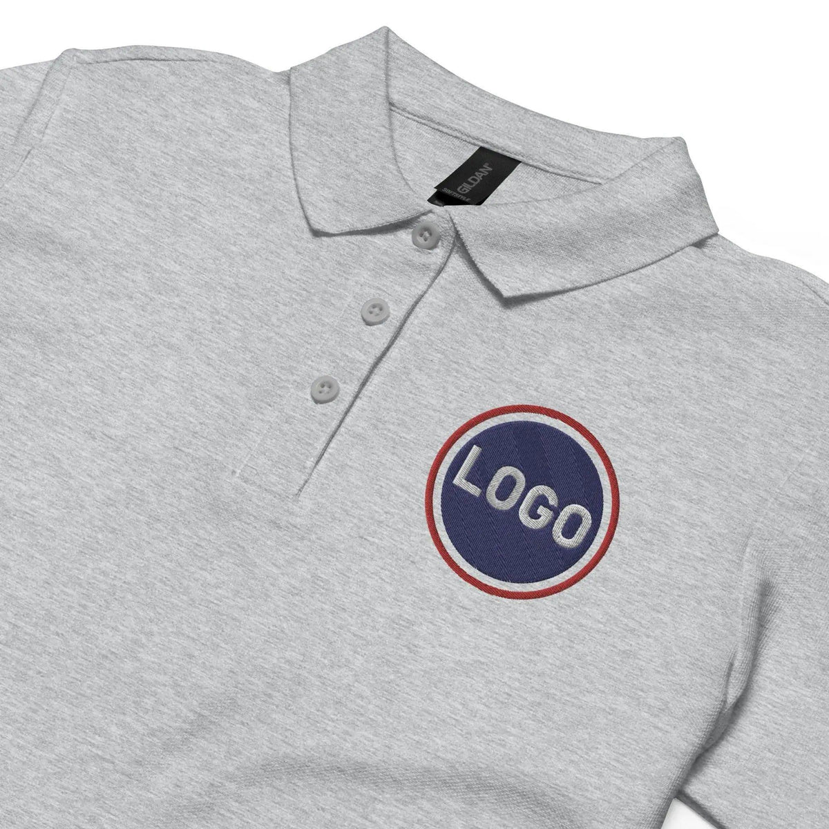 Graues Polo-Shirt mit rundem Logo-Stick auf der linken Brustseite
