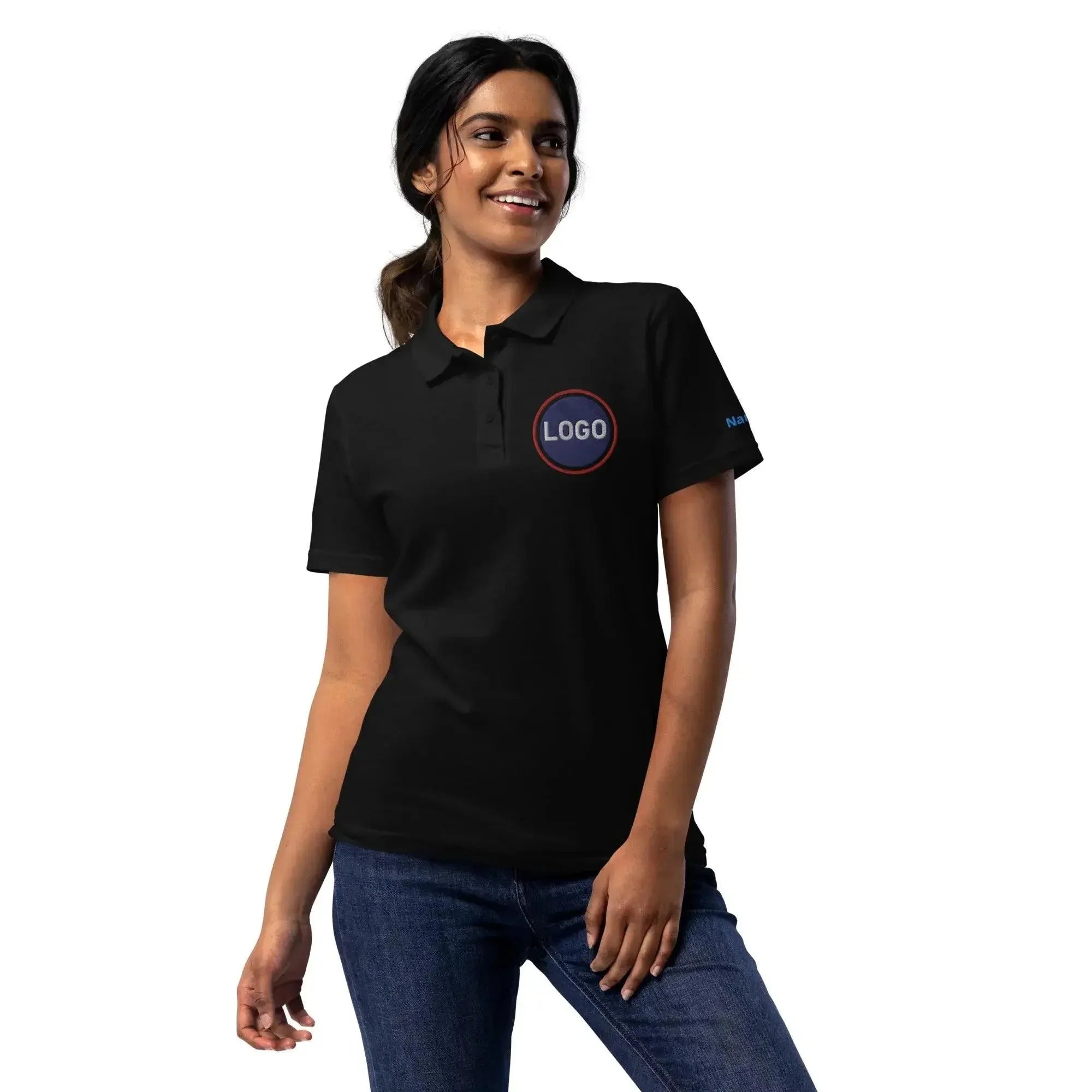 Frau in einem schwarzen personalisierbaren Poloshirt mit Logo-Print und blauen Jeans