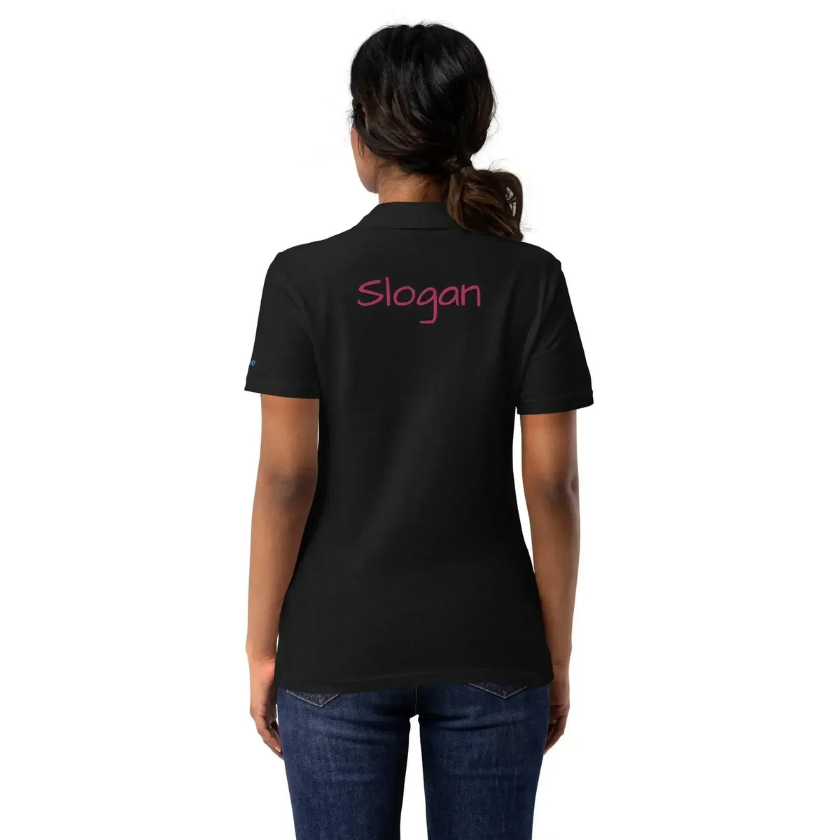 Rückansicht einer Frau in einem schwarzen personalisierbaren Polo-Shirt mit pinkem Slogan-Print