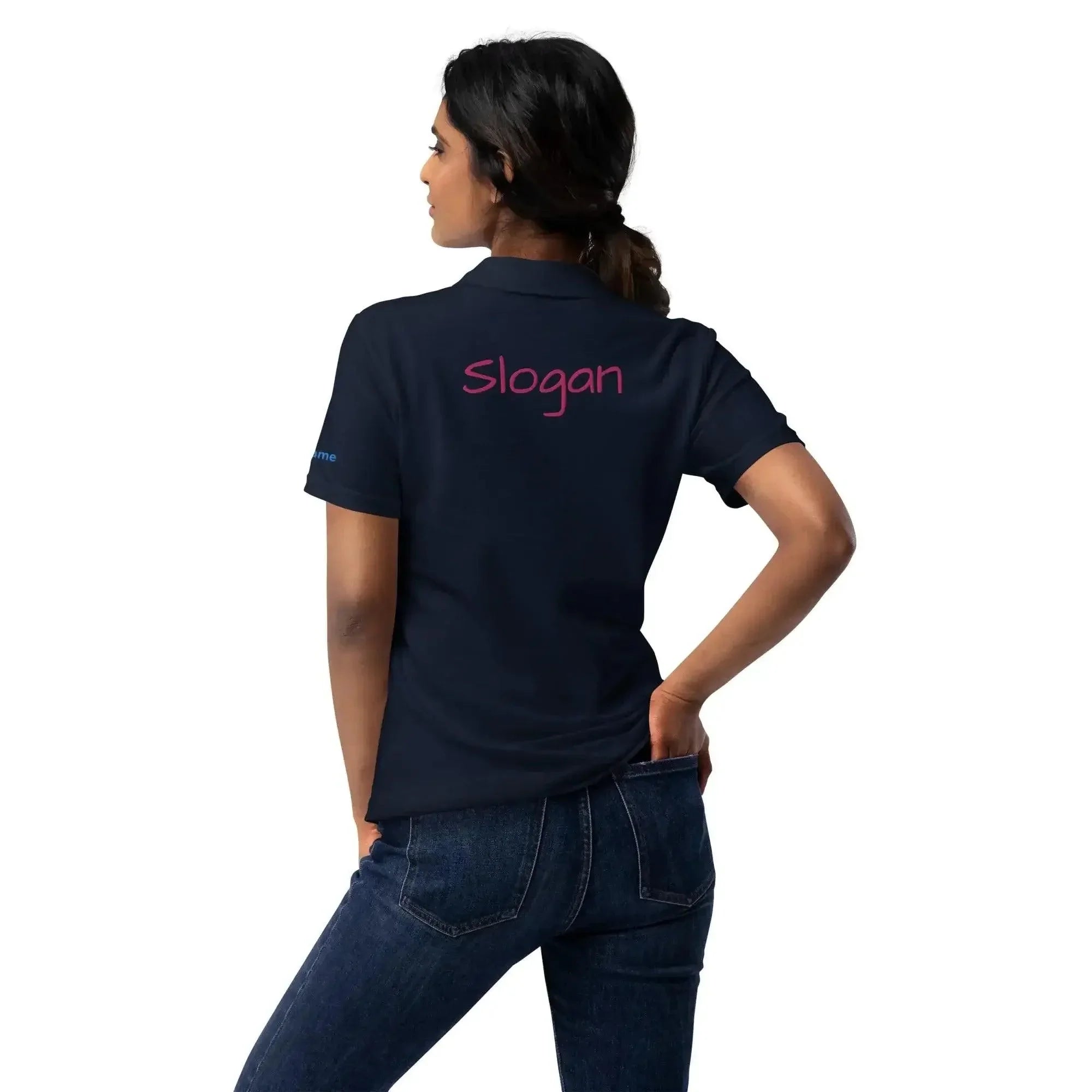 Frau von hinten in dunkelblauem Polo-Shirt mit pinkem Slogan-Aufdruck und Jeans