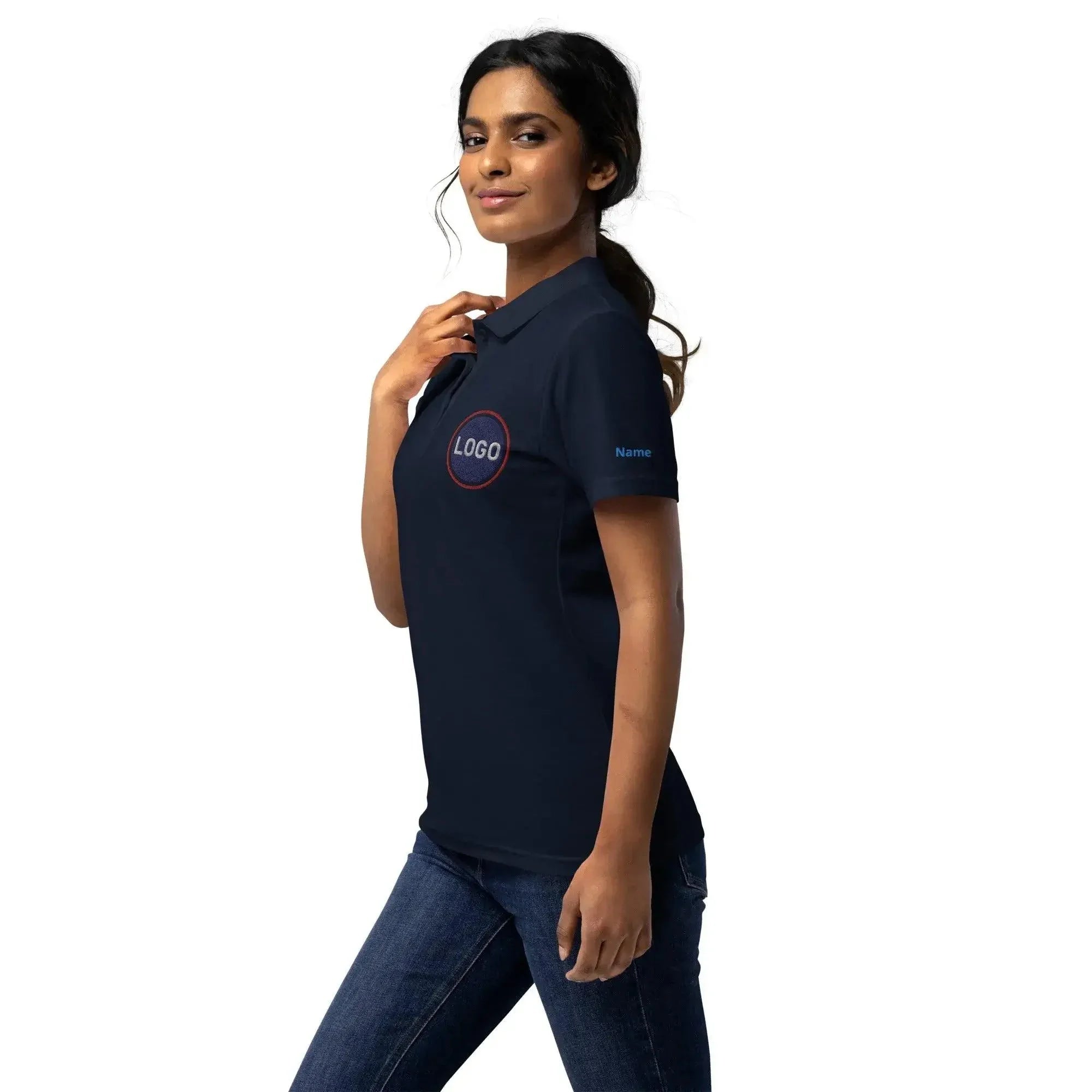 Frau in dunkelblauem, personalisierbarem Polo-Shirt mit Logo-Print und Namen auf dem Ärmel