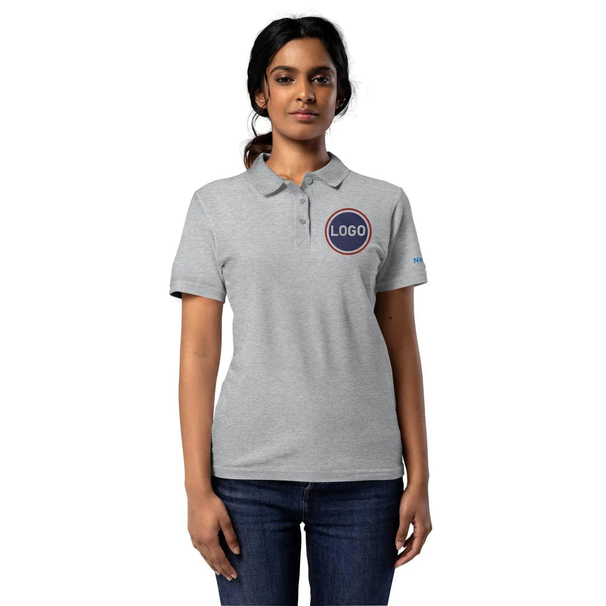 Frau trägt ein graues, personalisierbares Polo-Shirt mit Logo-Aufdruck und Jeans