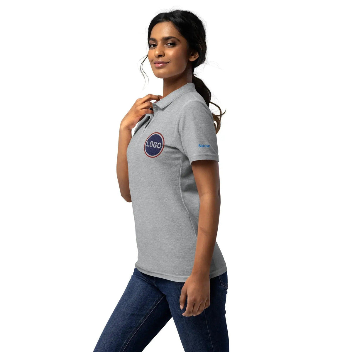 Frau in grauem, personalisierbarem Polo-Shirt mit Logo-Platzhalter und Text auf dem Ärmel