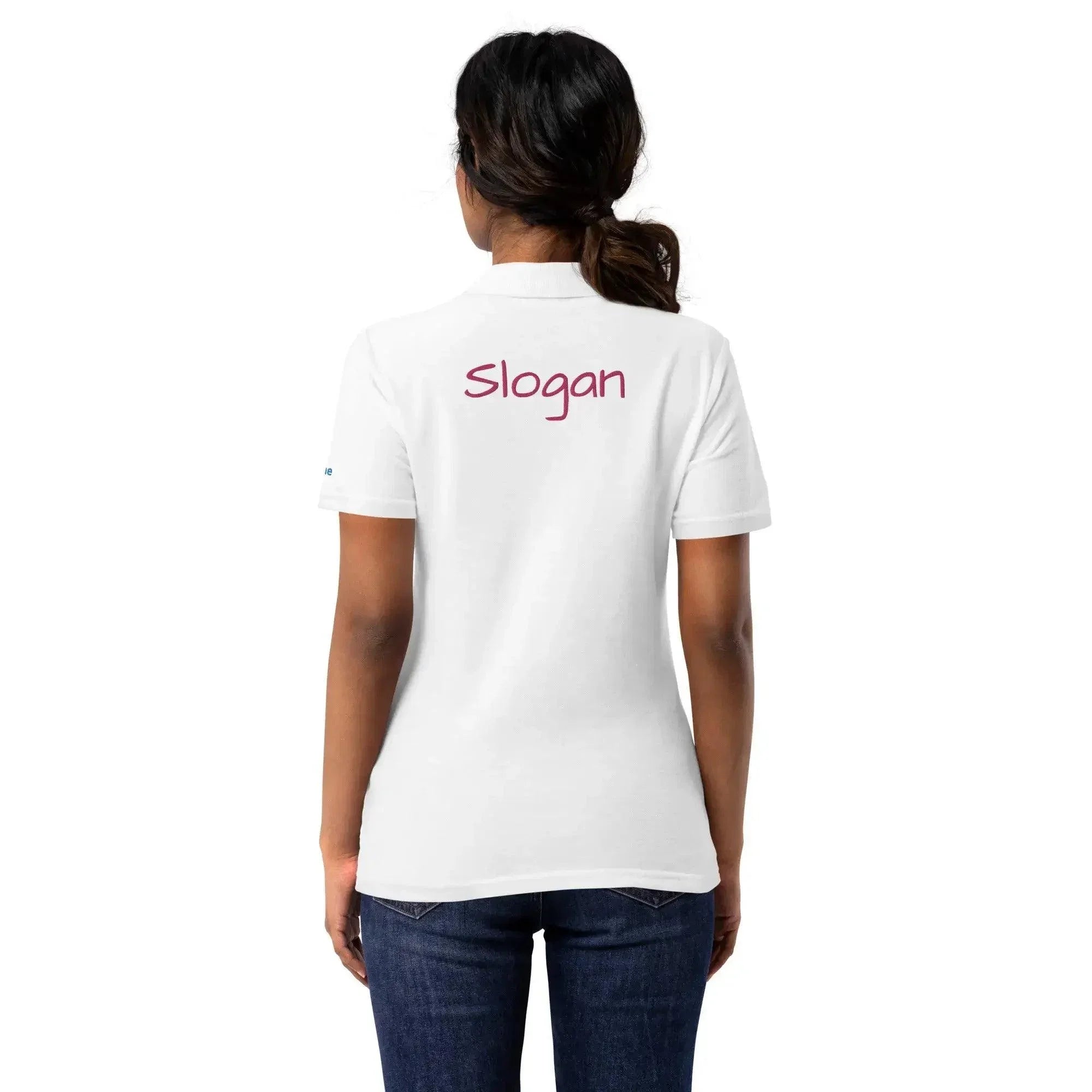 Rückansicht einer Frau in einem weißen Poloshirt mit individuellem rosa Slogan-Aufdruck