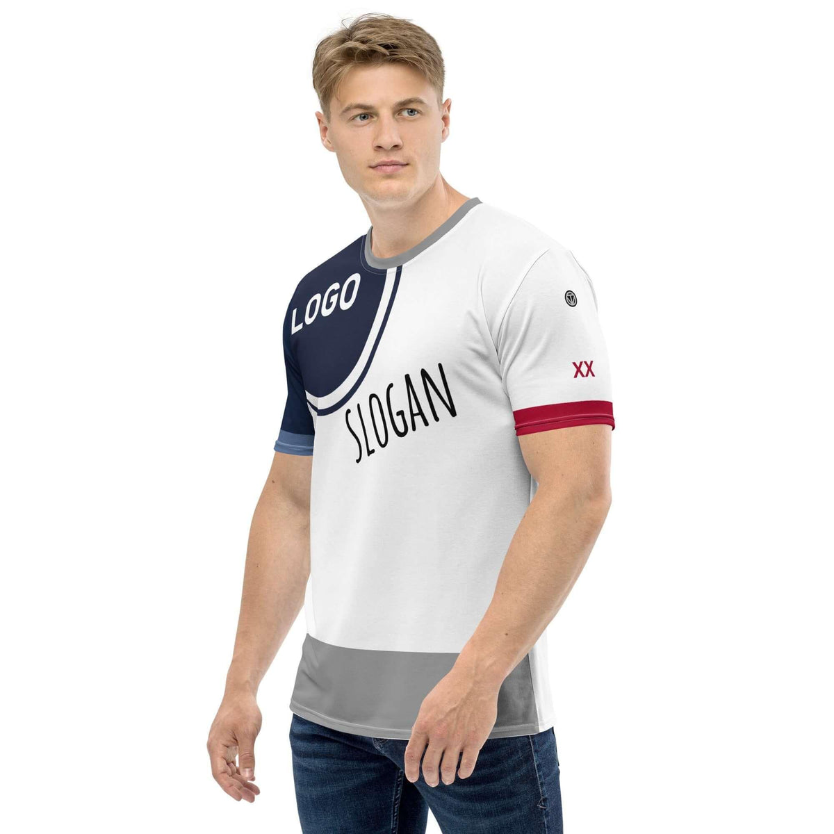Mann trägt ein personalisierbares weißes T-Shirt mit individuellen Logo- und Slogan-Platzhaltern.