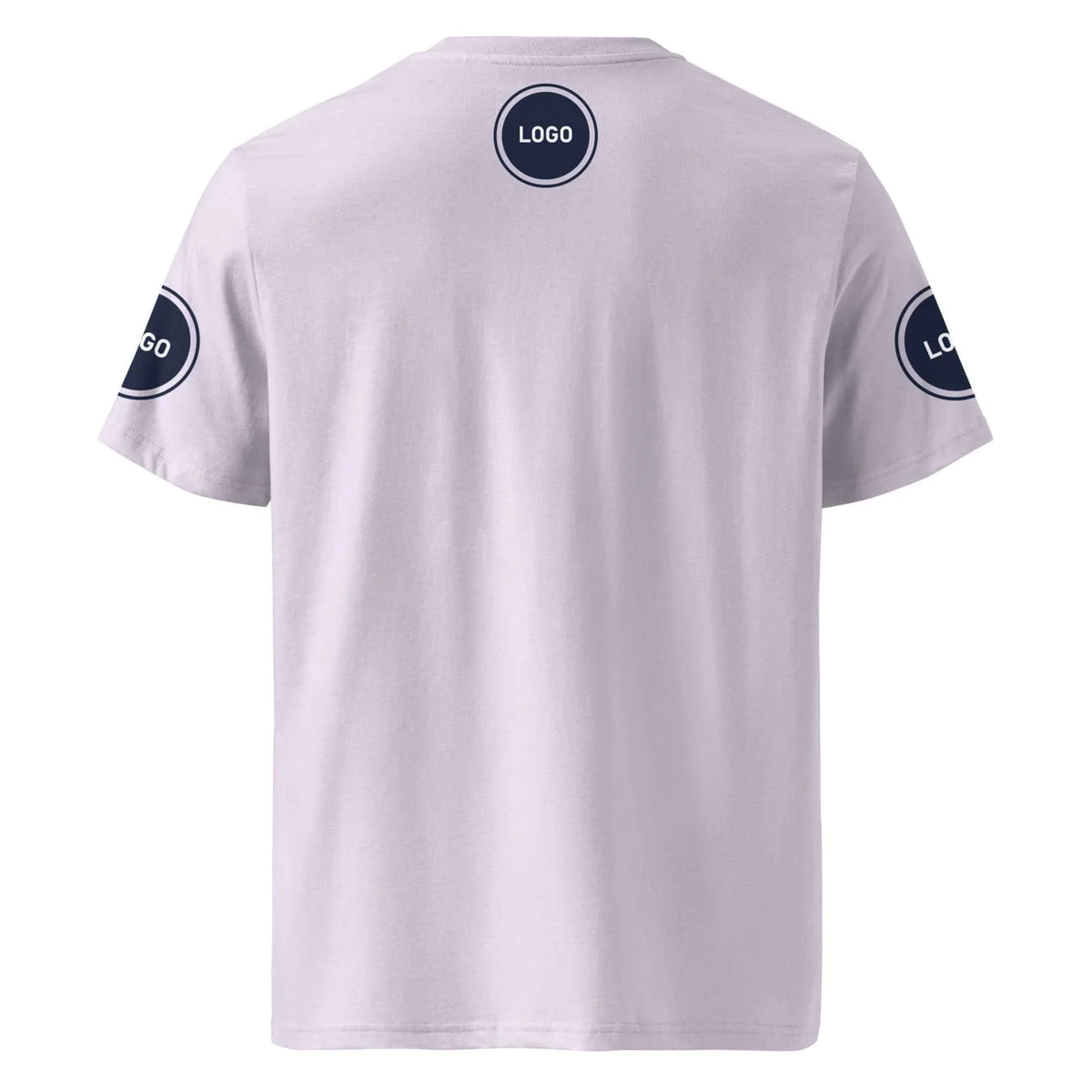 Rückansicht eines hellvioletten T-Shirts mit Logo-Prints auf dem Nacken und den Ärmeln