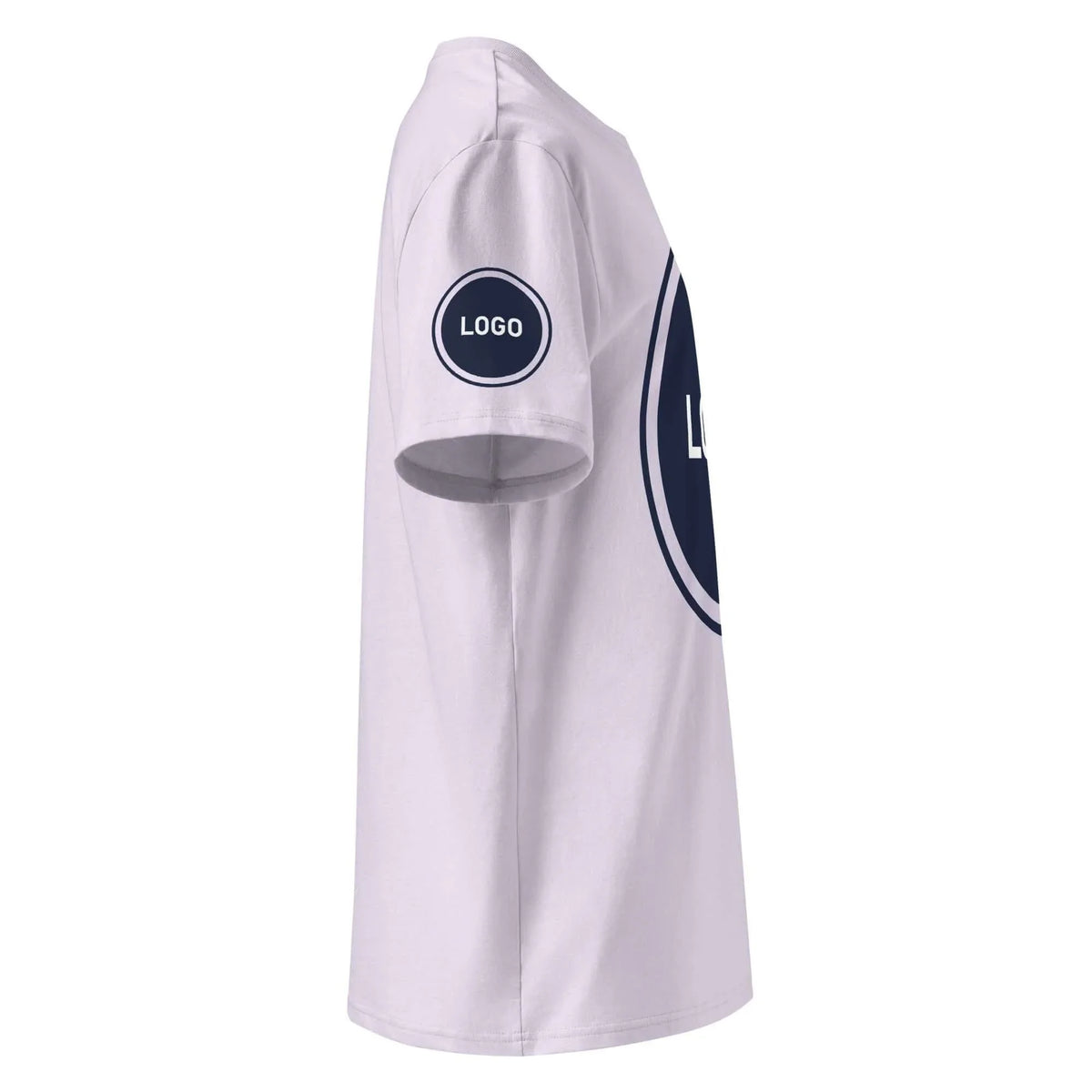 Weißes T-Shirt mit individuellem Logo-Aufdruck am Ärmel und auf der Vorderseite