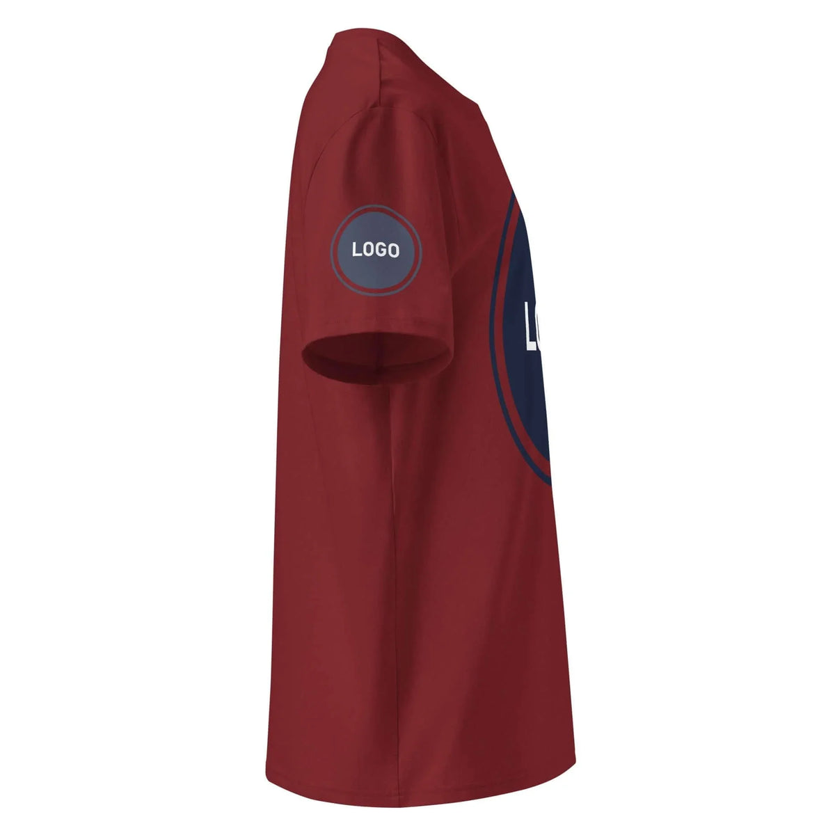Seitliche Ansicht eines weinroten T-Shirts mit Logo-Platzhaltern auf Ärmel und Rücken