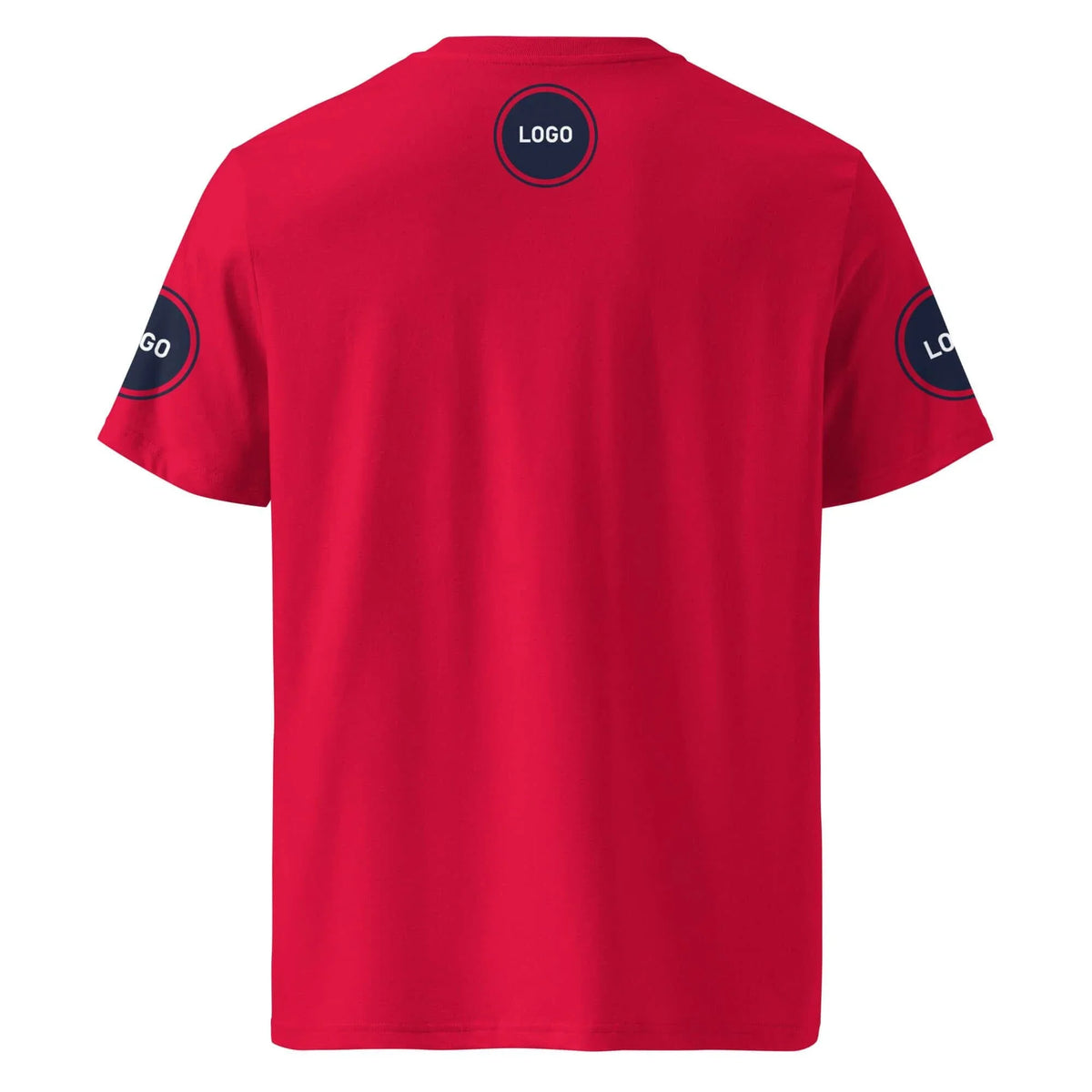 Rückseite eines roten T-Shirts mit runden Logo-Prints am Nacken und an beiden Ärmeln
