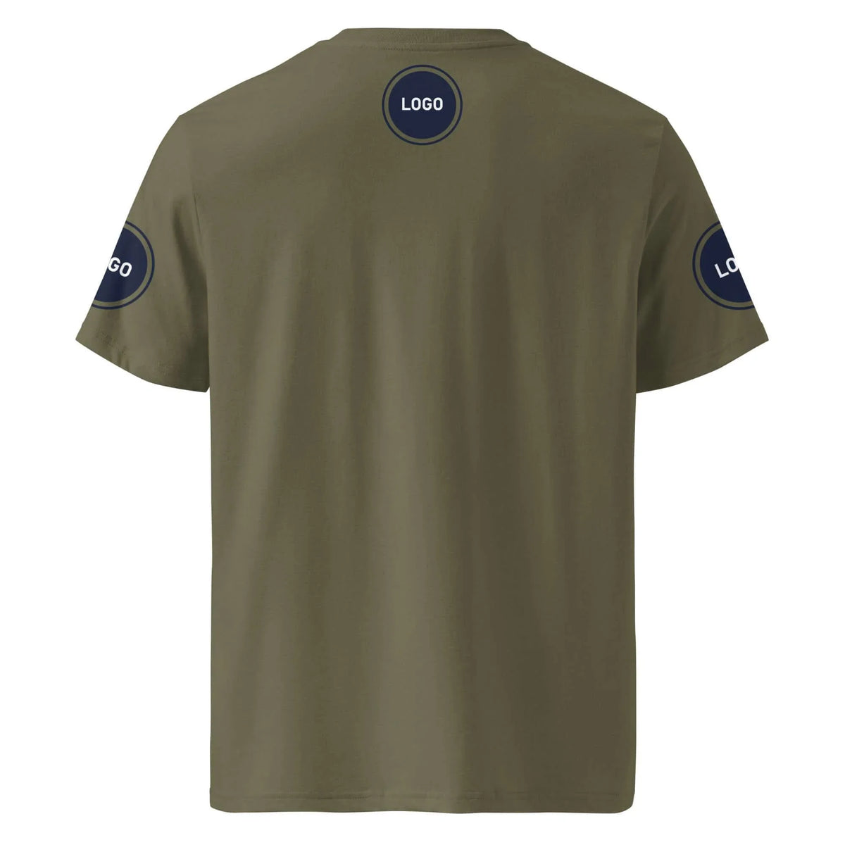 Rückseite eines olivgrünen T-Shirts mit Logo-Prints auf dem Nacken und beiden Ärmeln