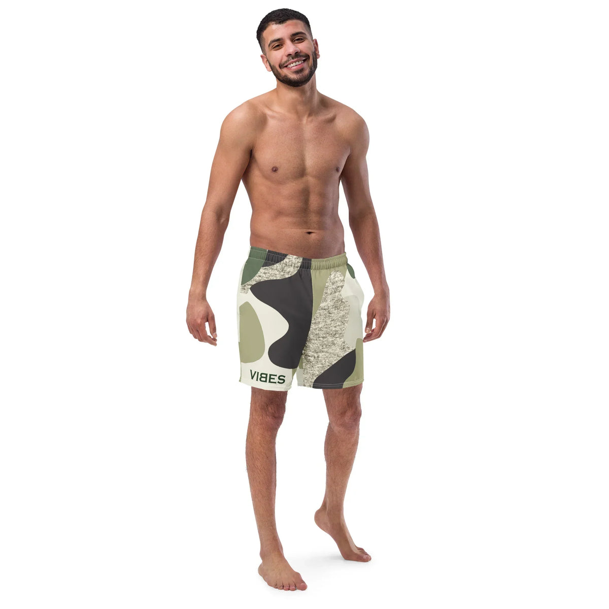 Mann trägt CREWILD Badeshorts mit Camouflage-Muster und VIBES-Schriftzug