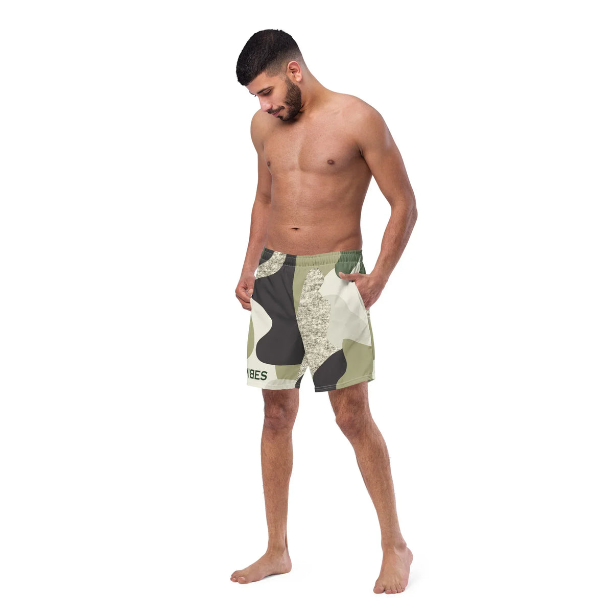 Mann trägt CREWILD Badeshorts im Camouflage-Design in Grün-, Beige- und Grautönen.