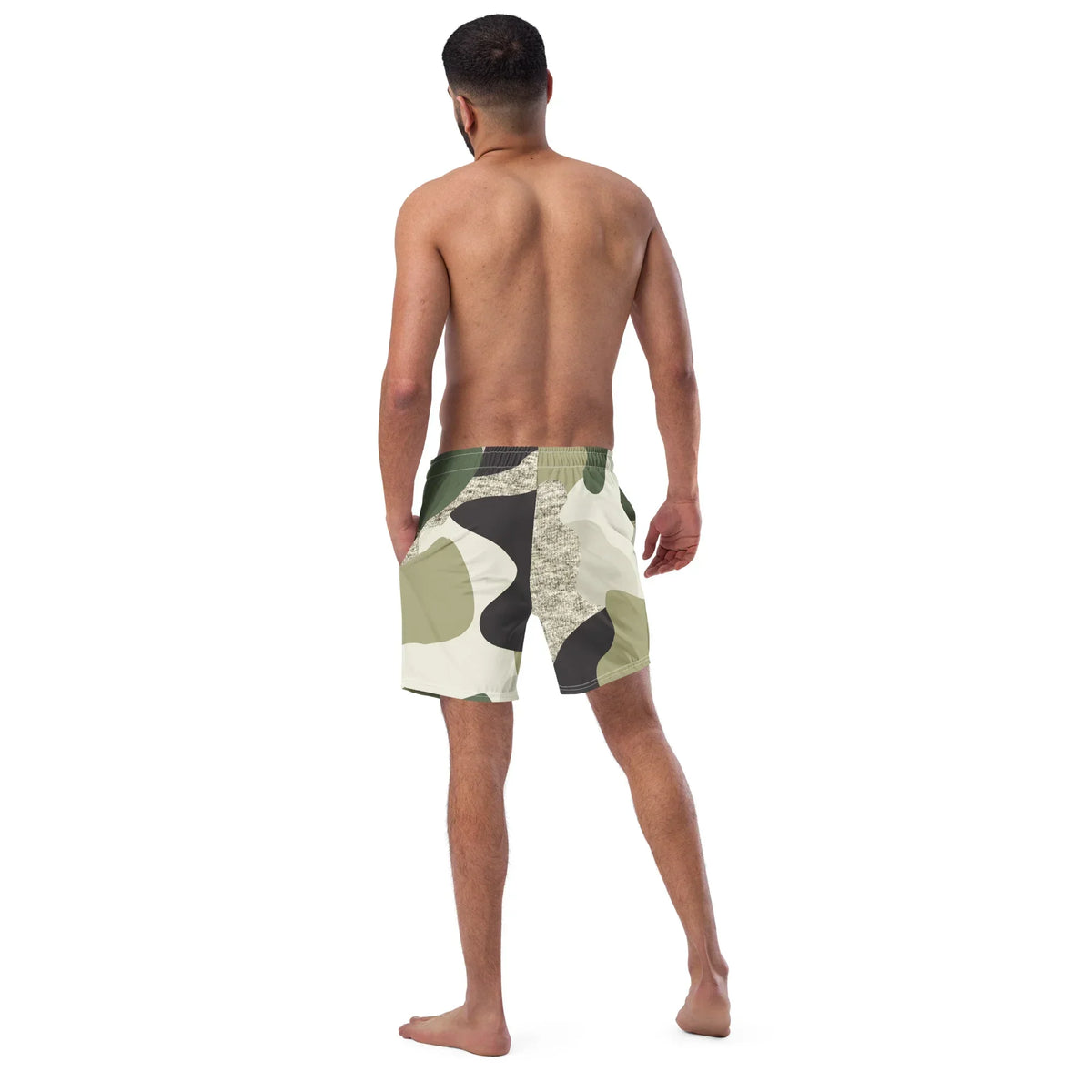 Rückansicht eines Mannes in CREWILD Badeshorts mit grünem Camouflage-Muster