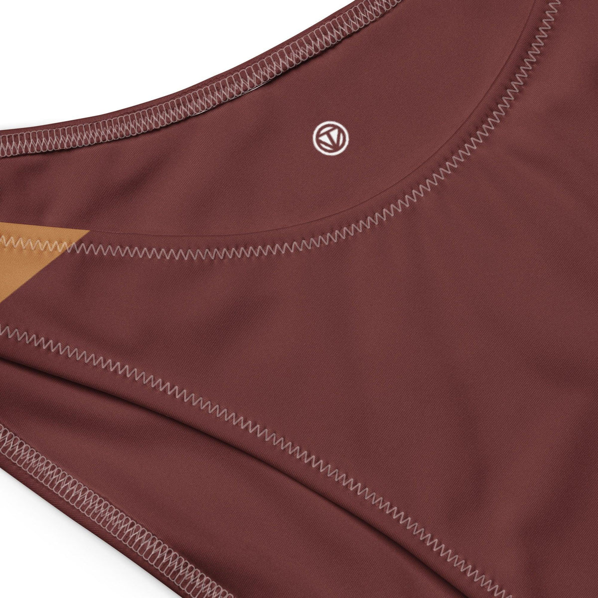 Nahaufnahme des braunen CREWILD Bandeau-Bikinis mit detailreichen Ziernähten