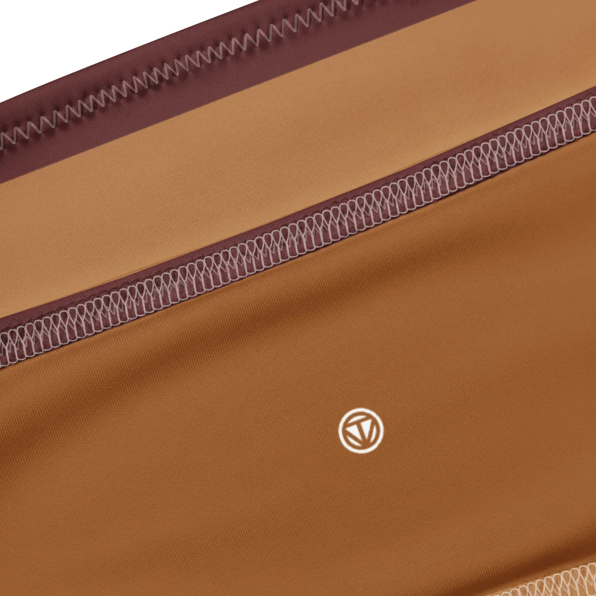 Detailaufnahme des braunen CREWILD Bandeau-Bikinis mit Logo-Stickerei