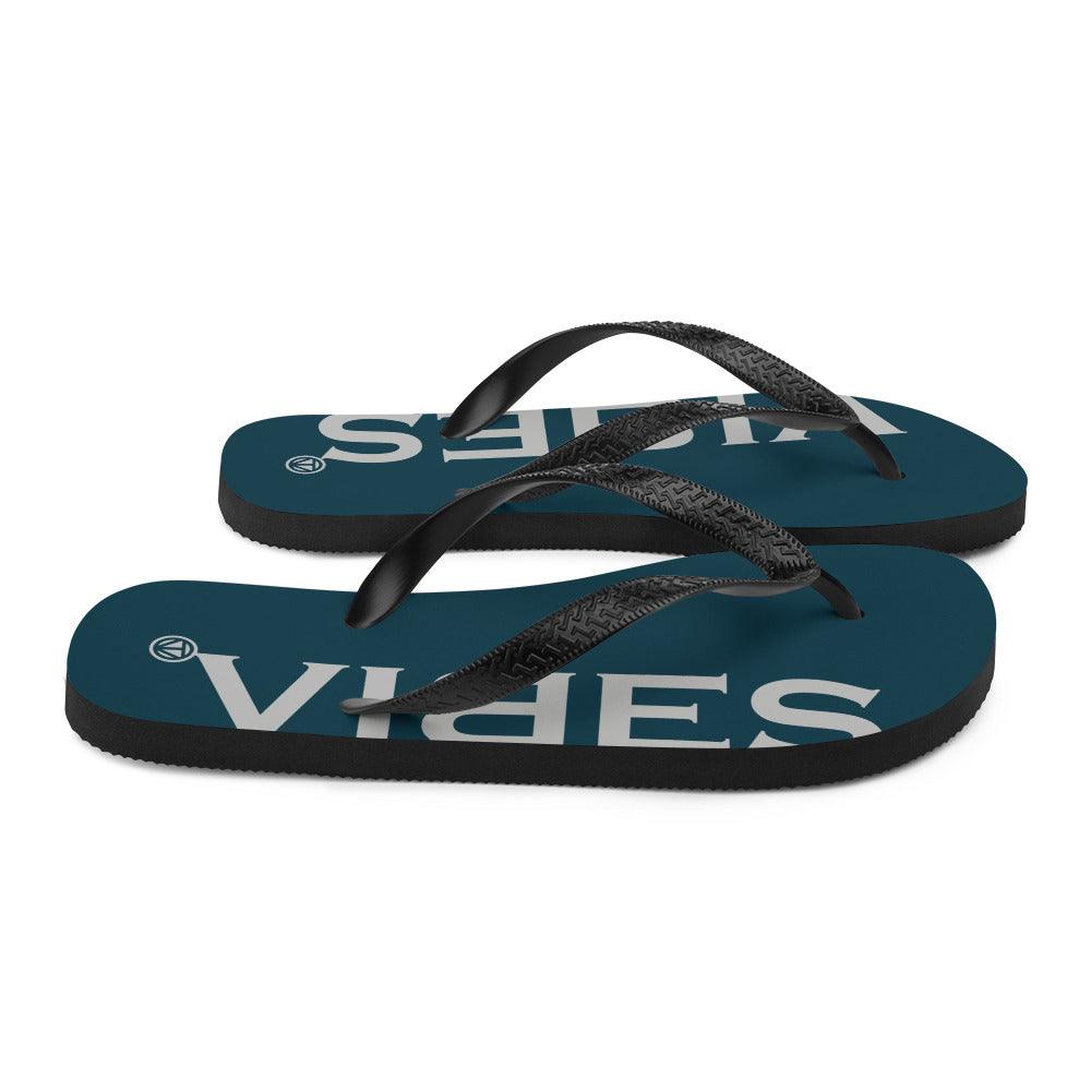 VIBES Flip Flops Blau mit schwarzem Riemen, Sommer Badeschuhe auf weißem Hintergrund