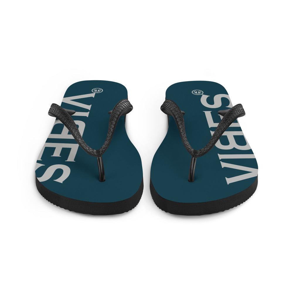 Blaue Flip-Flops mit schwarzem Riemen und weißem VIBES-Logo auf der Sohle, Produktfoto
