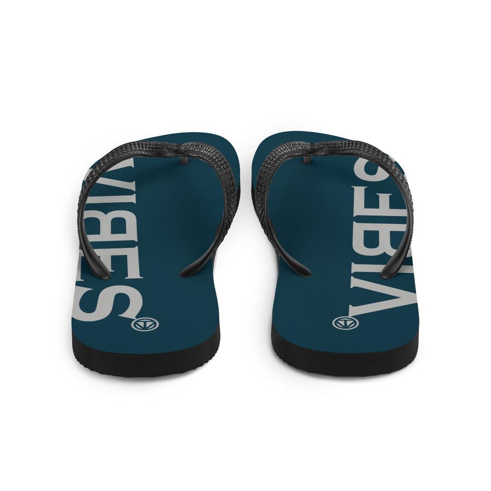 Blaue Flip-Flops mit weißem VIBES-Aufdruck und schwarzen Riemen, Vorderansicht