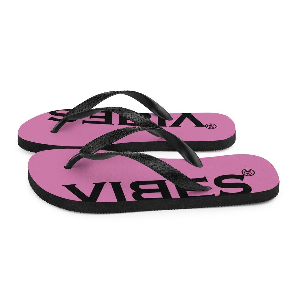 Pink VIBES Flip-Flops mit schwarzen Riemen, Sommer Badeschuhe auf weißem Hintergrund