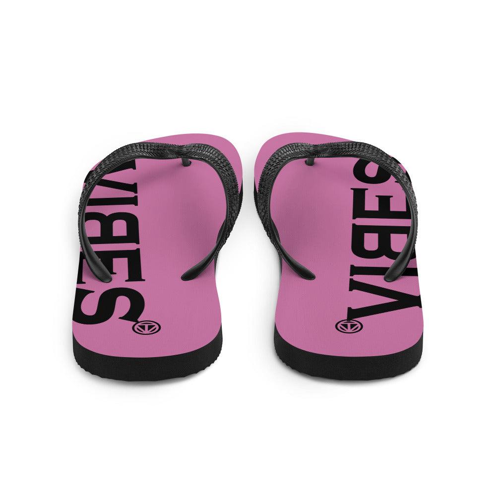 Pink Flip-Flops mit schwarzem VIBES-Schriftzug und schwarzen Riemen, Produktfoto
