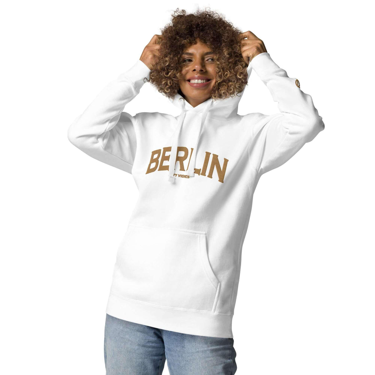 Frau in weißem CREWILD Hoodie mit goldfarbenem Berlin-Aufdruck