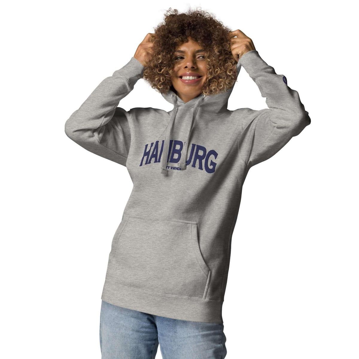Frau trägt grauen CREWILD Hoodie mit blauem Hamburg-Schriftzug