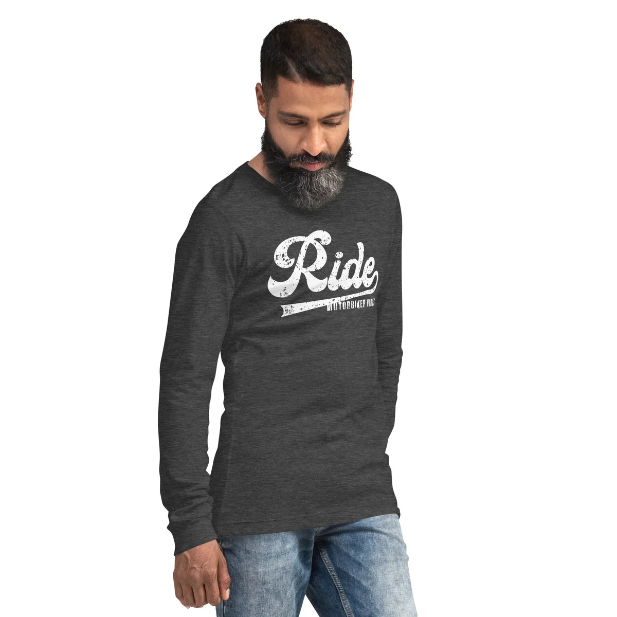 Mann trägt ein graues CREWILD Langarmshirt mit weißem &
