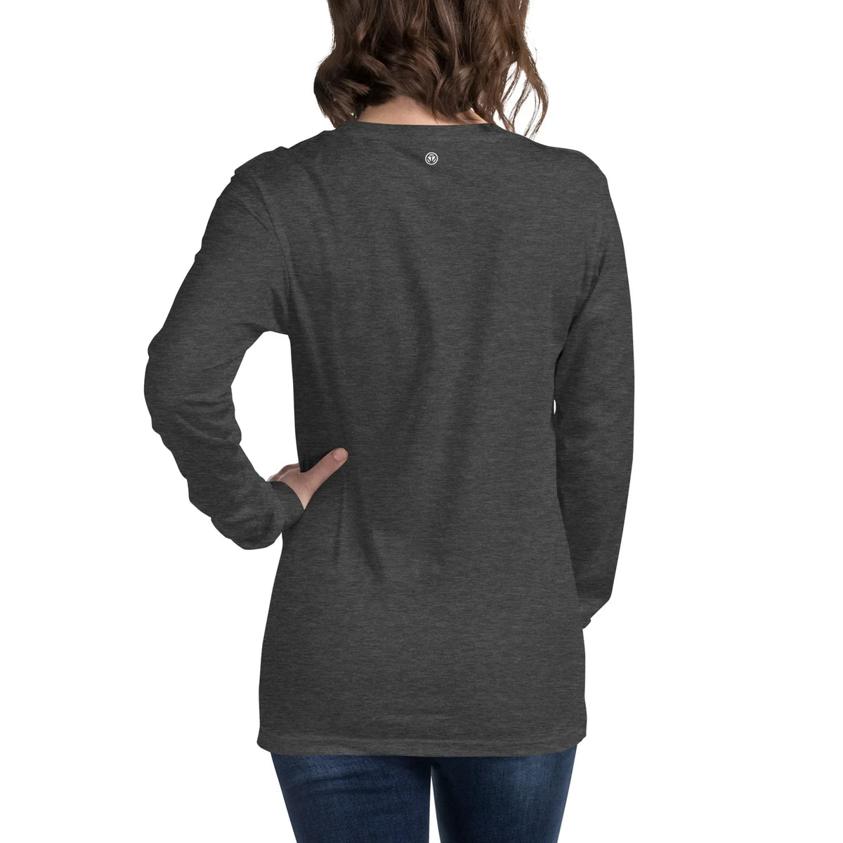 Rückansicht eines grauen CREWILD Langarmshirts für Unisex getragen von einer Person.
