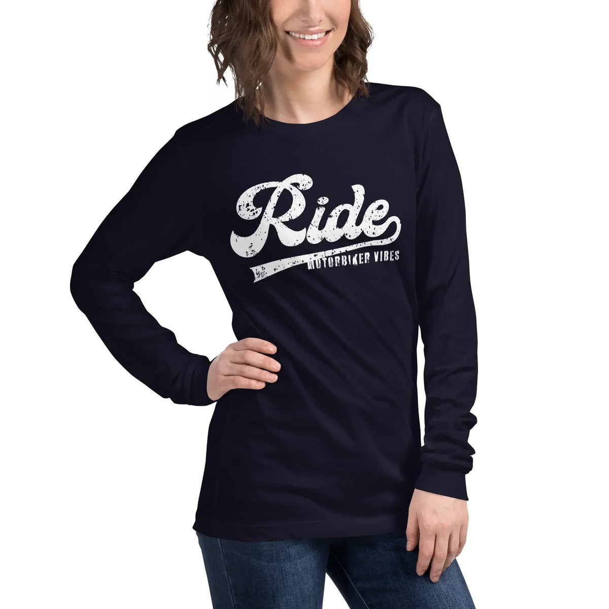 Frau trägt navyblaues CREWILD Langarmshirt mit weißem &