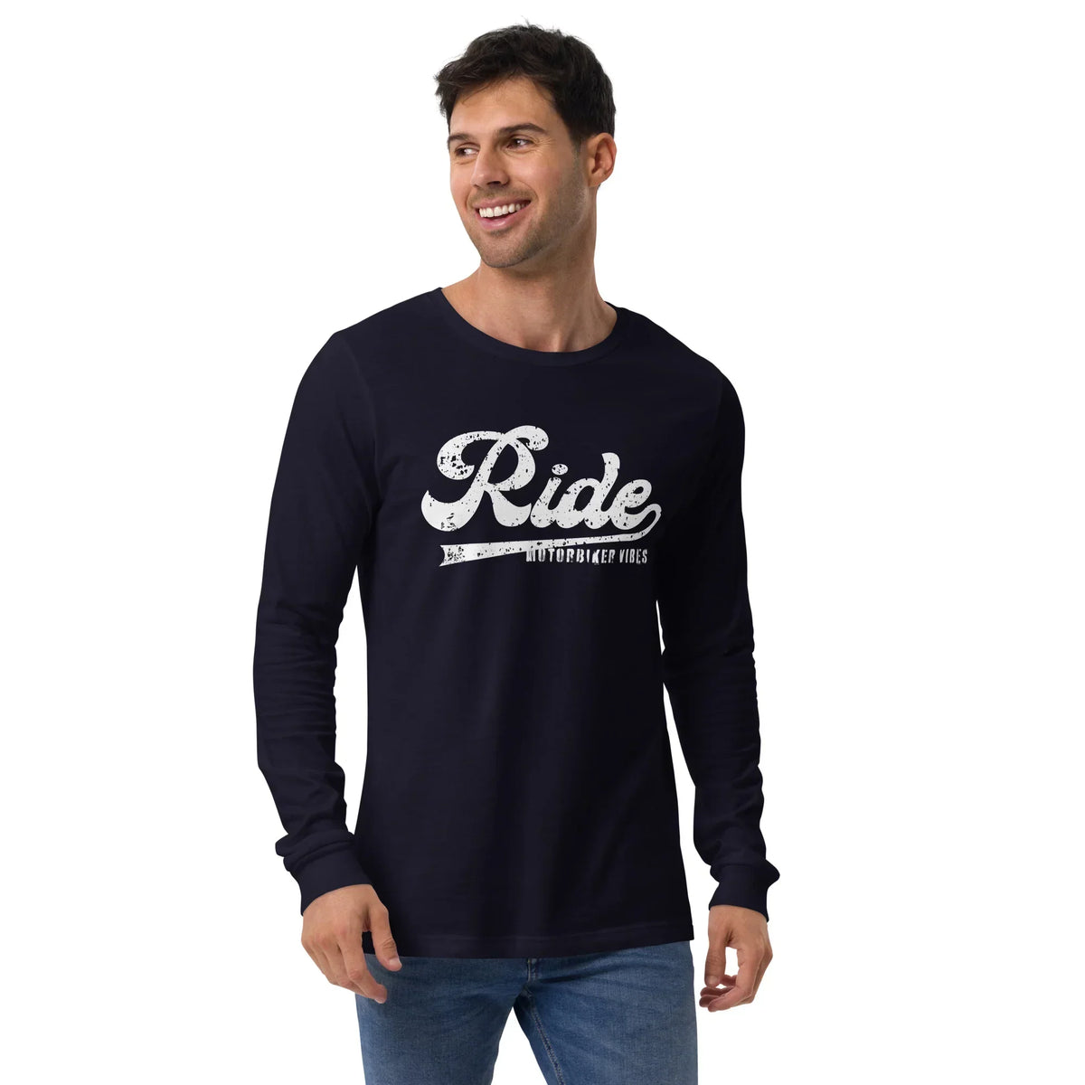 Mann trägt ein dunkelblaues CREWILD Langarmshirt mit weißem &