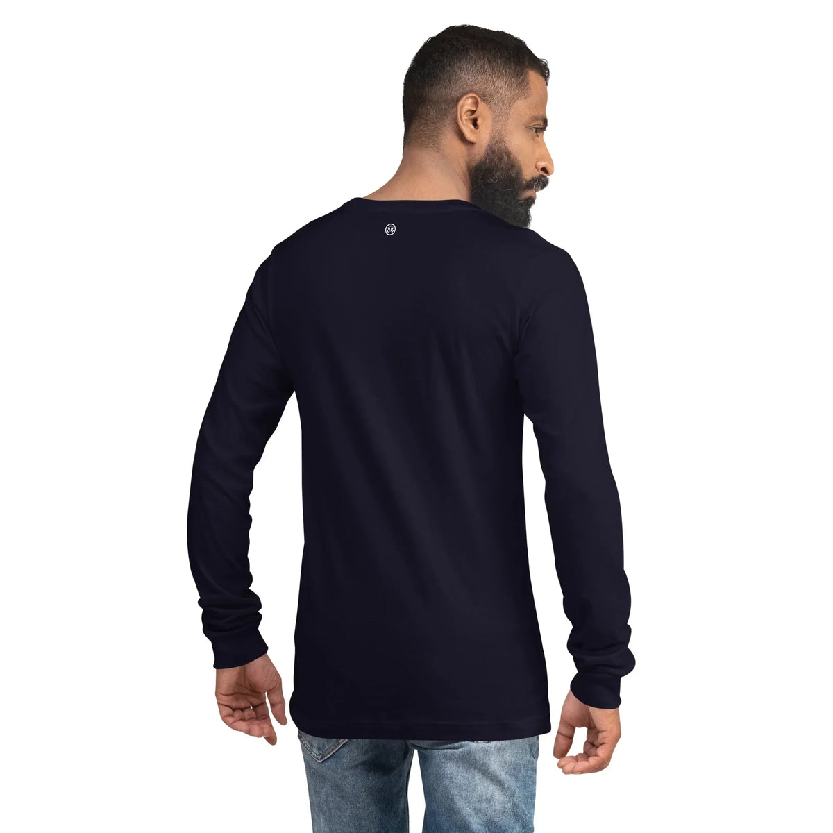 Rückansicht eines Mannes im navyblauen CREWILD Langarmshirt