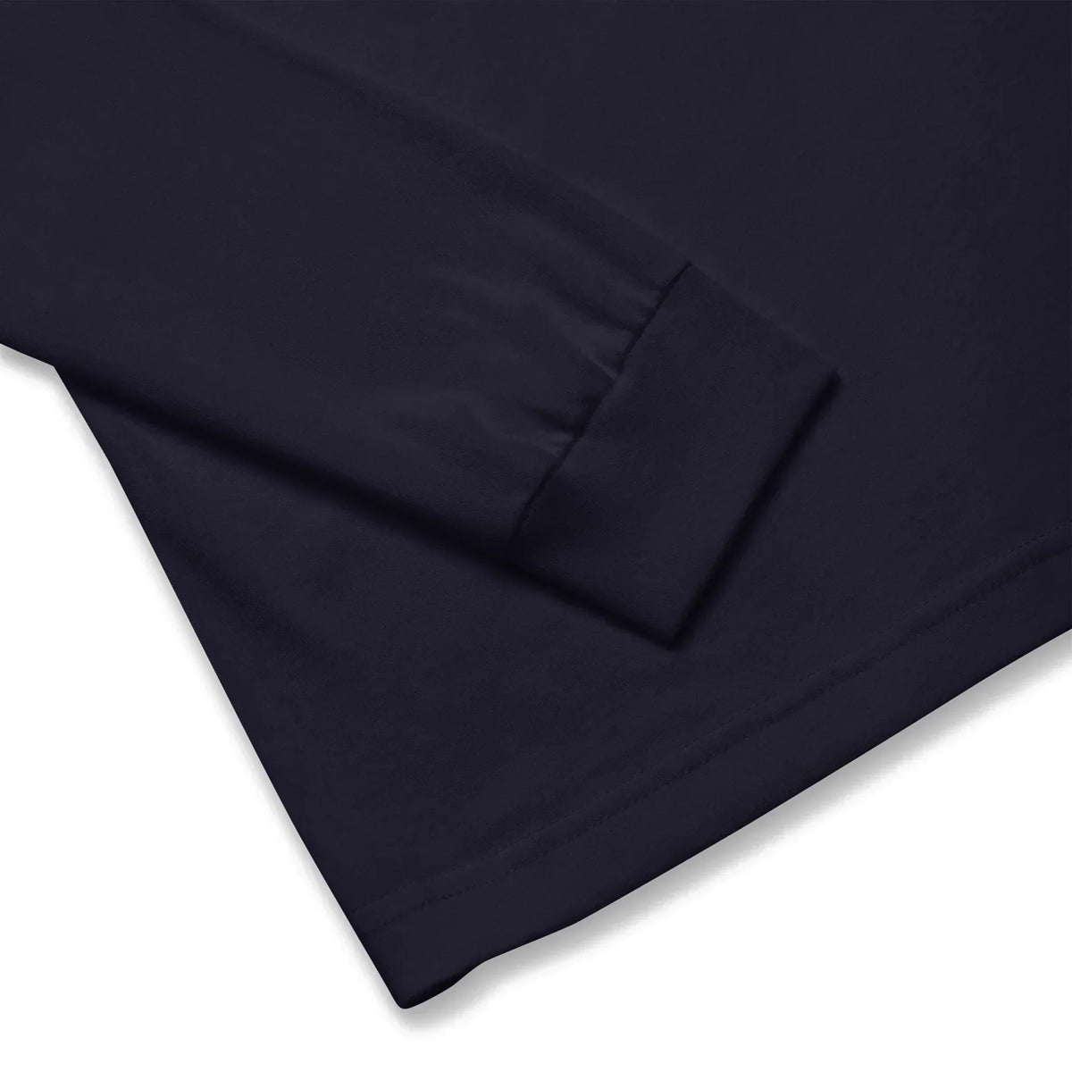 Nahaufnahme des Ärmelbündchens eines navyblauen CREWILD Langarmshirts