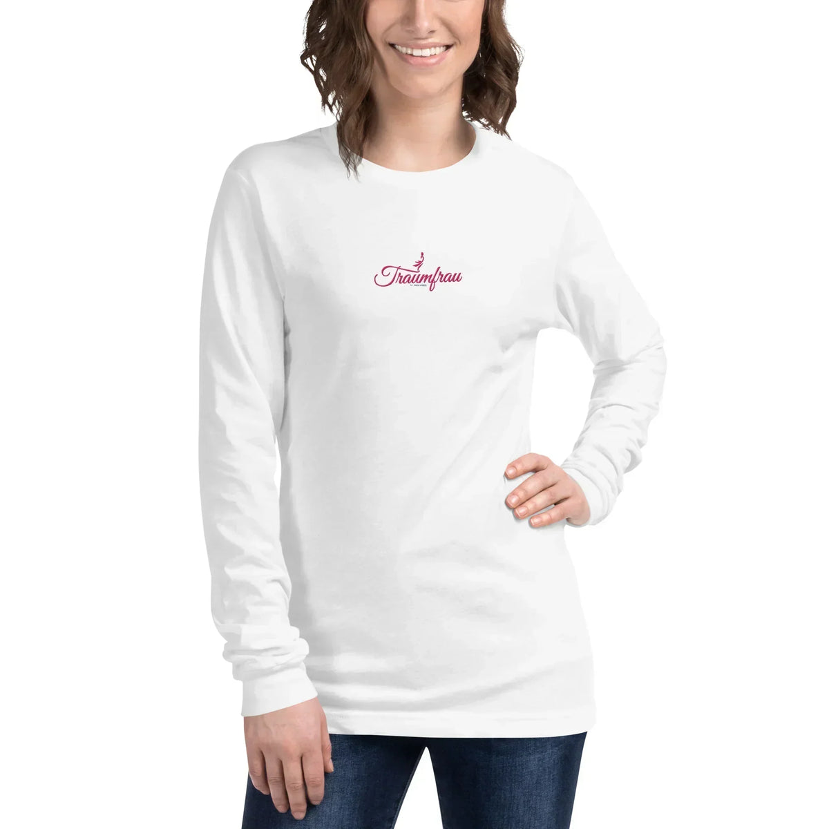 Frau trägt ein weißes CREWILD Langarm T-Shirt mit dem pinken Aufdruck „Traumfrau“.