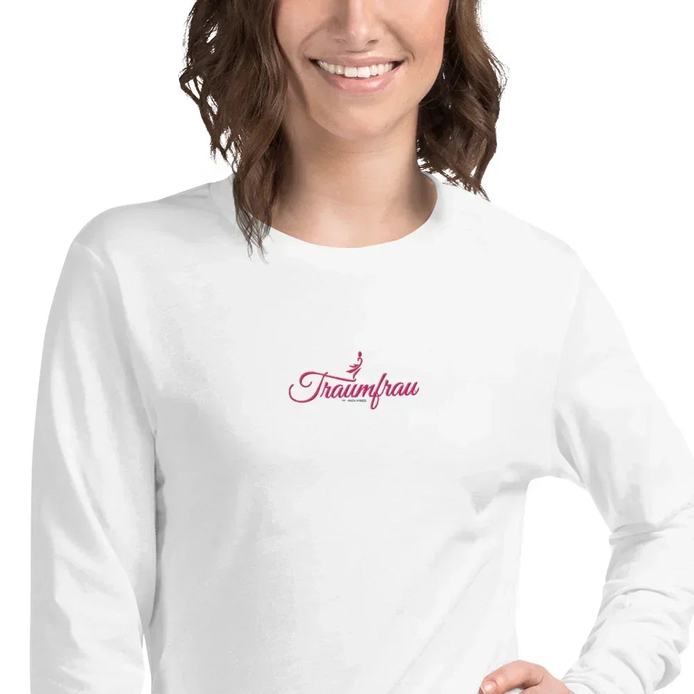 Frau trägt ein weißes CREWILD Langarm T-Shirt mit dem roten Aufdruck „Traumfrau“