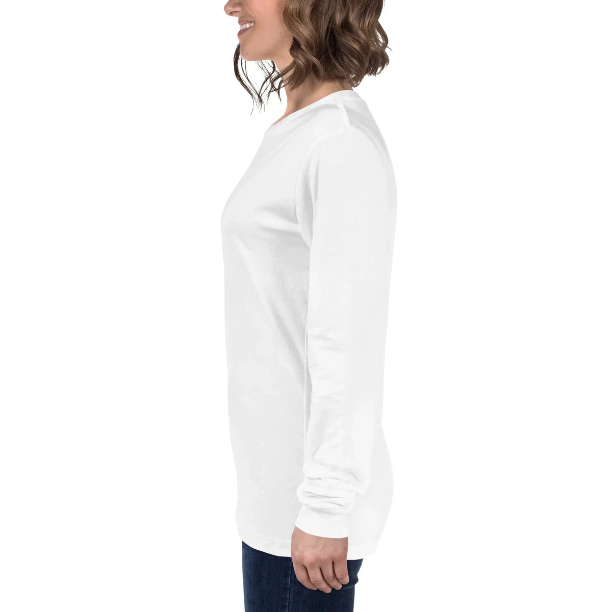 Seitliche Ansicht einer Frau im weißen CREWILD Langarm T-Shirt für Damen