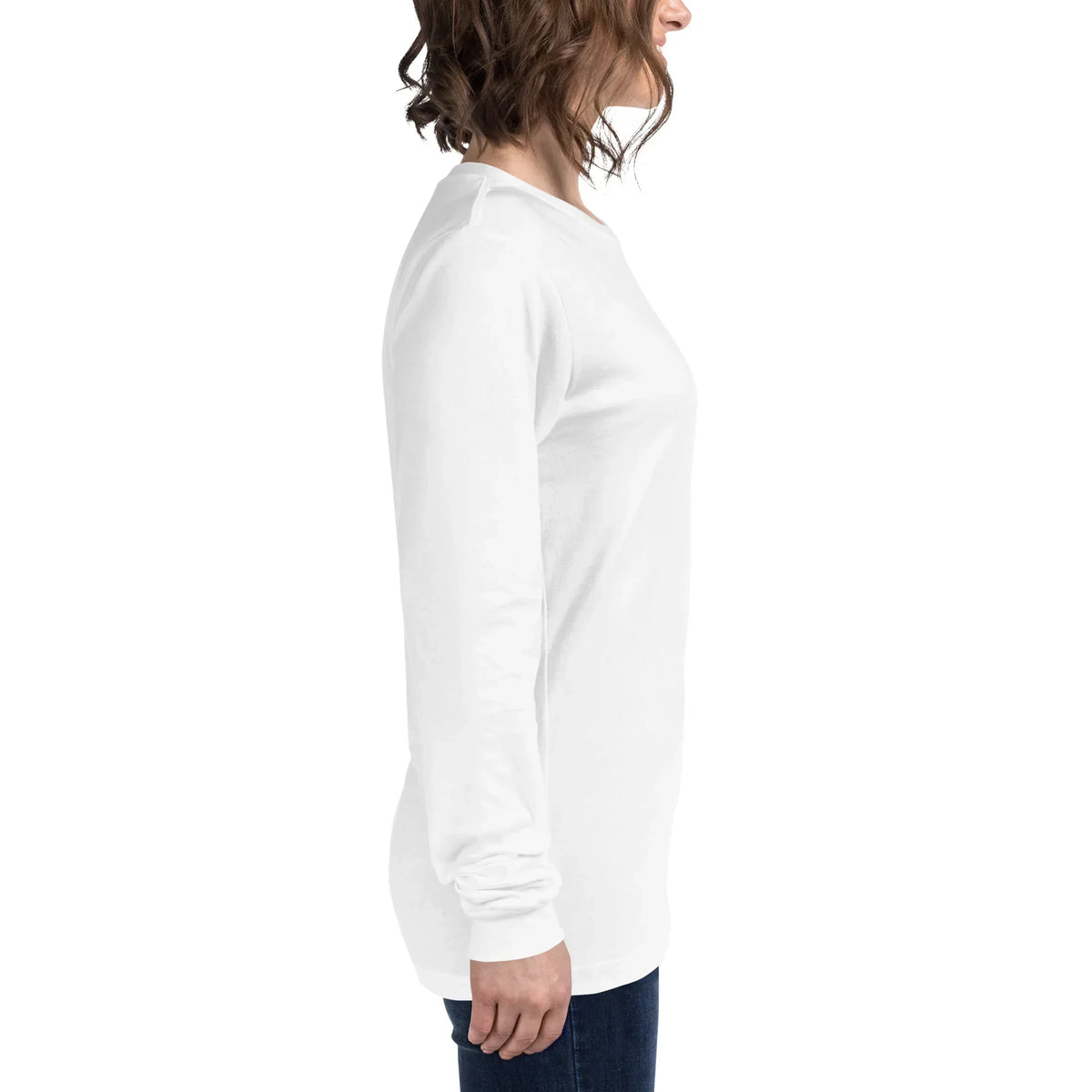Seitliche Ansicht einer Frau im weißen CREWILD Langarm T-Shirt.