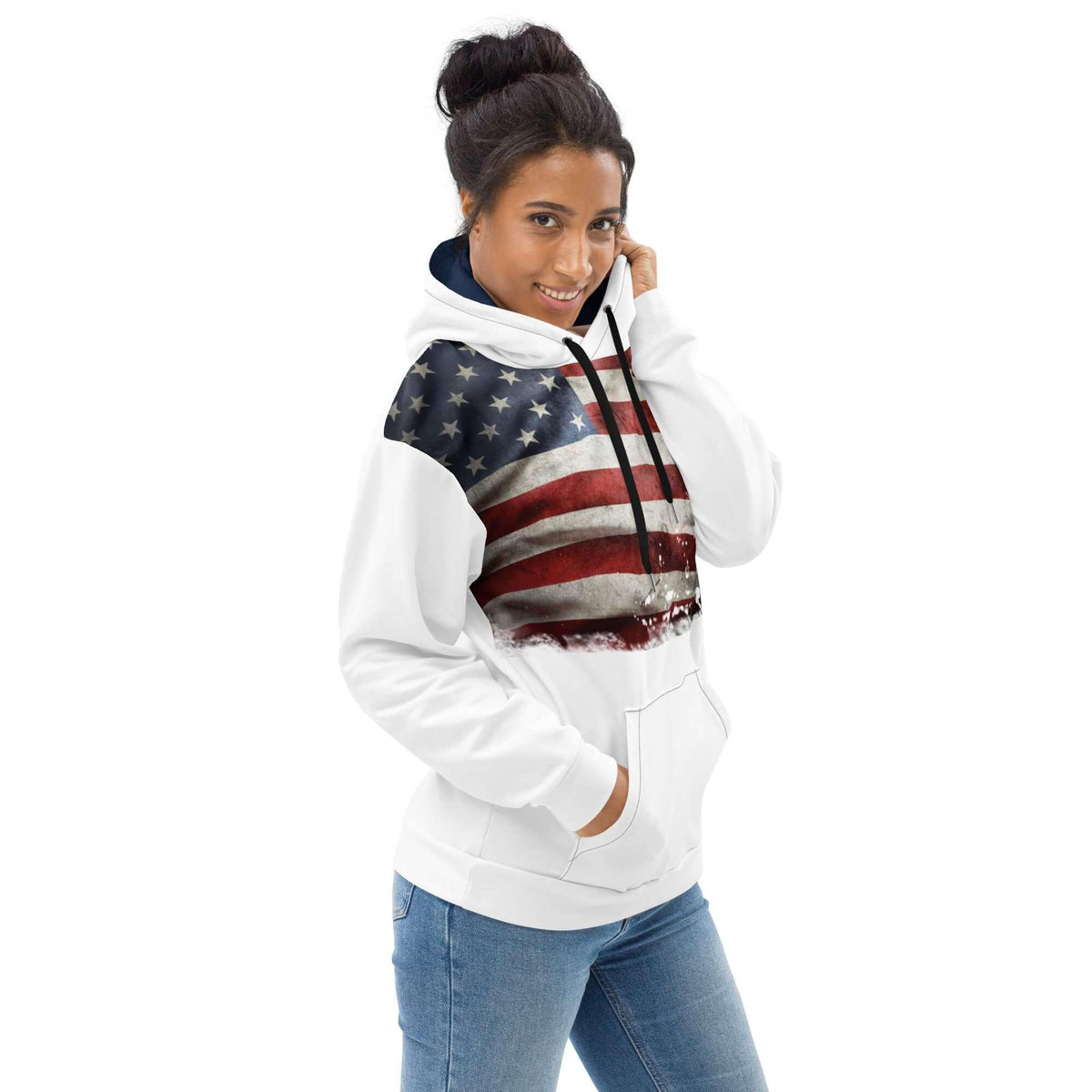 Frau trägt einen weißen CREWILD Premium Hoodie mit USA-Flagge im Vintage-Look
