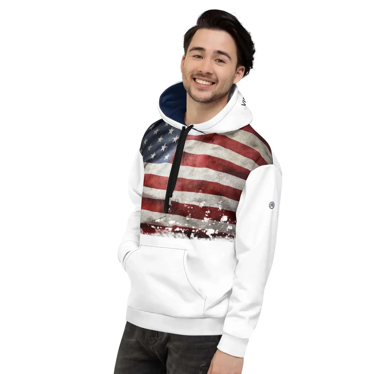 Mann trägt weißen CREWILD Premium Hoodie mit US-Flagge im Vintage-Look.
