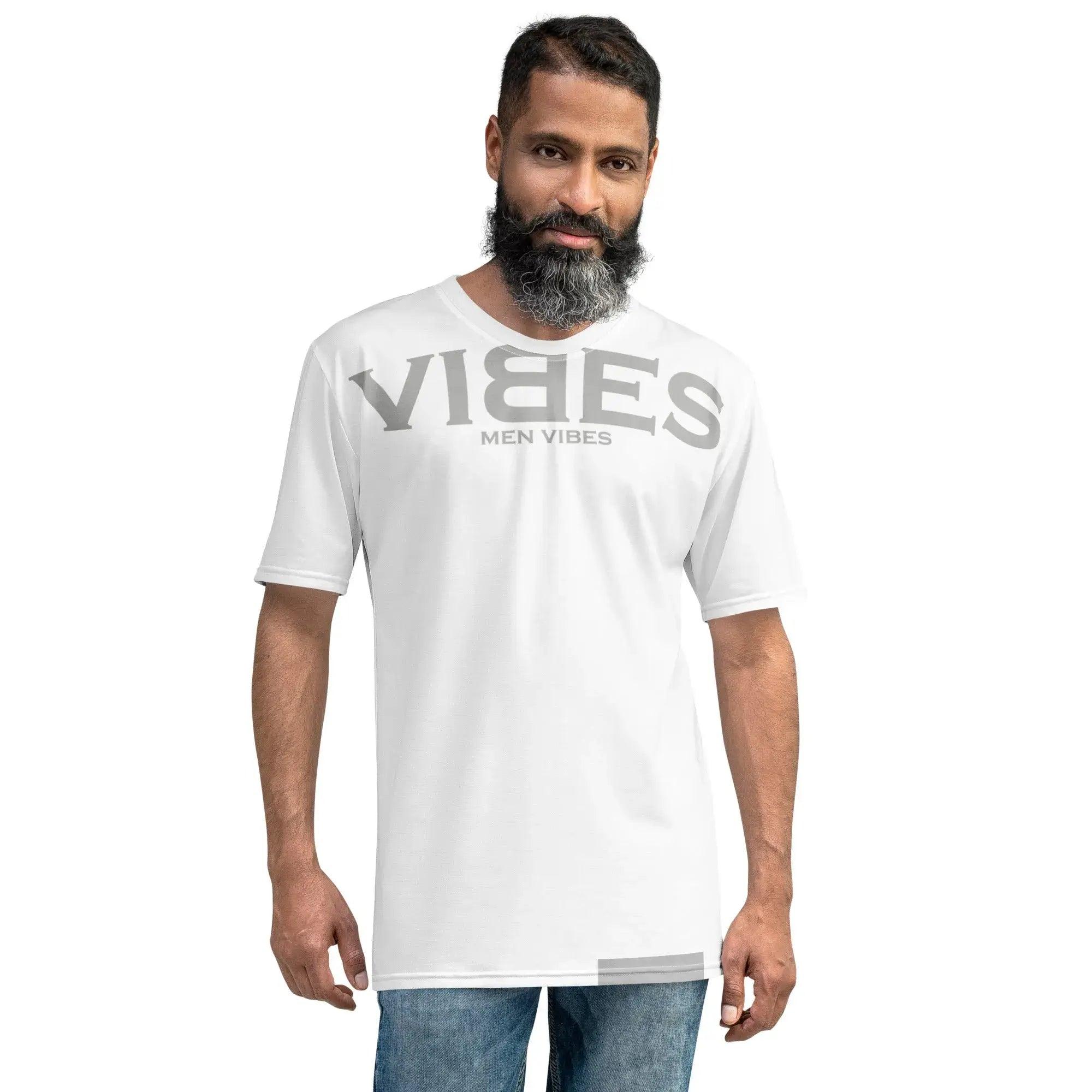 Mann trägt weißes VIBES Premium T-Shirt mit grauem Logo, lässiger Look, Studio-Hintergrund