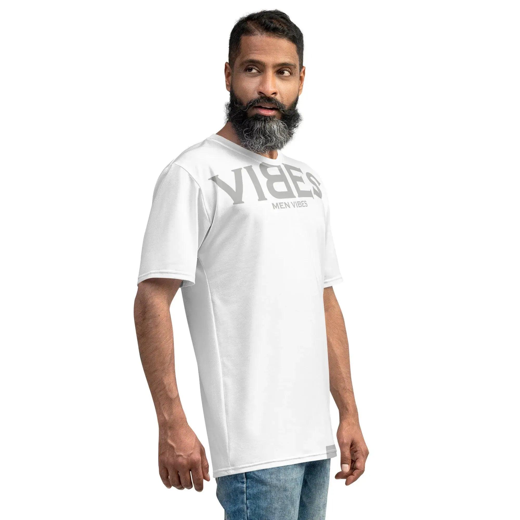 Mann trägt weißes VIBES Premium T-Shirt mit grauem Aufdruck, Jeans, weißer Hintergrund