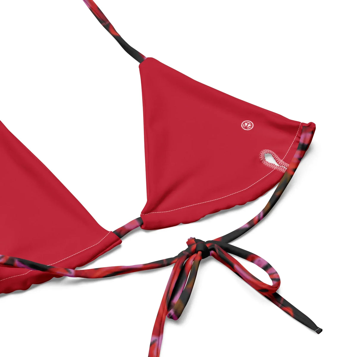 Nahaufnahme des CREWILD Schnür-Bikinis in Rot-Schwarz mit Leaves-Muster.